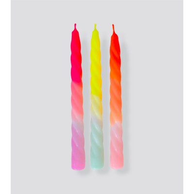 Bougies Dip Dye Twisted Shades of Fruit Salad – Un trio de bougies torsadées aux nuances éclatantes de rose, jaune et orange.