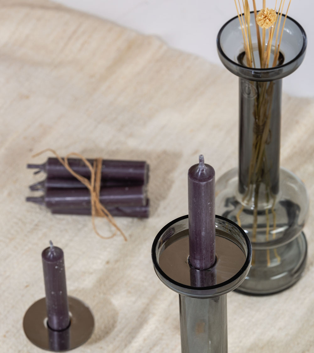 Gros plan du col en verre soufflé, teinte gris fumé élégante.