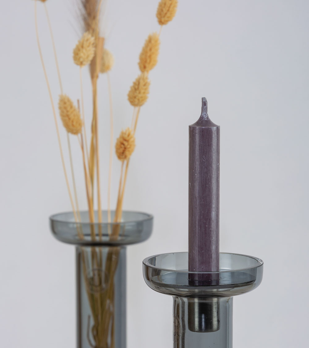 Double usage : vase avec fleurs séchées et bougeoir allumé.