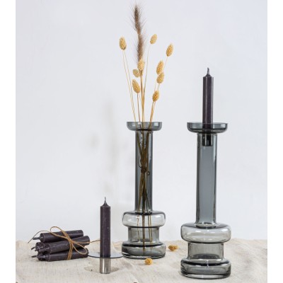 Vase-bougeoir en mode bougeoir avec une lumière tamisée.