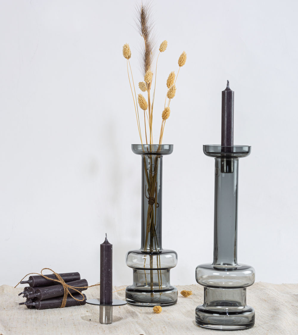 Vase-bougeoir en mode bougeoir avec une lumière tamisée.