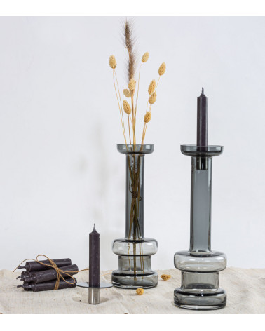 Vase-bougeoir en mode bougeoir avec une lumière tamisée.