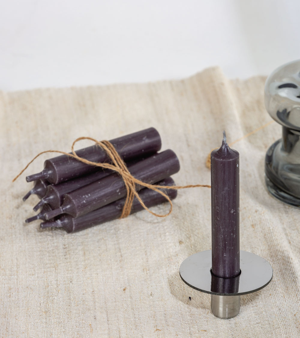 Vue rapprochée du socle stable et finement travaillé.