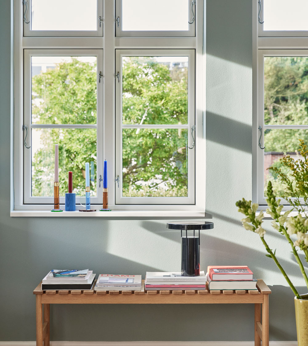 Bougeoir Astro dans un intérieur, près d’une fenêtre.