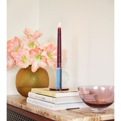 Bougeoir Astro avec anse, posé sur des livres.