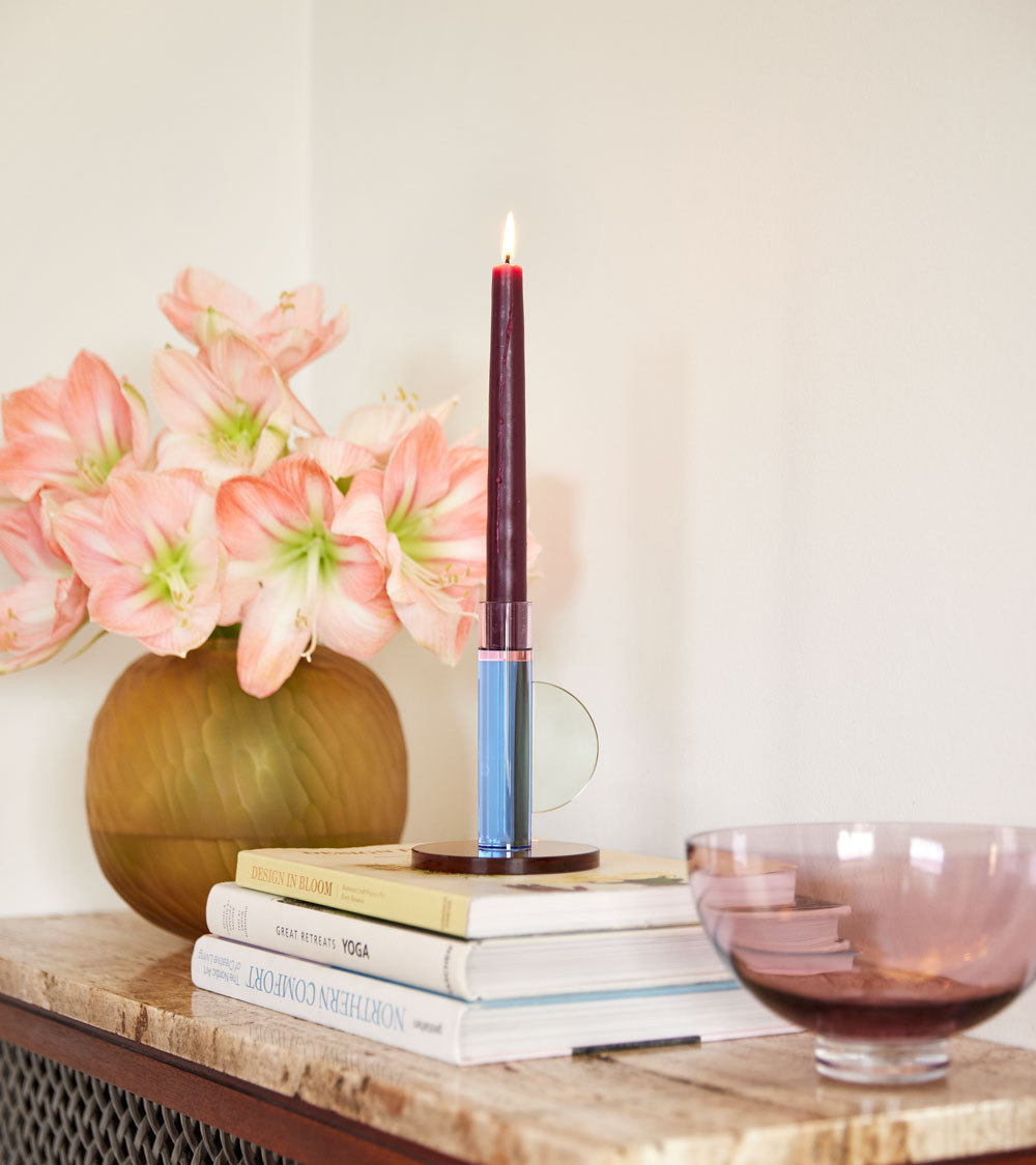 Bougeoir Astro avec anse, posé sur des livres.