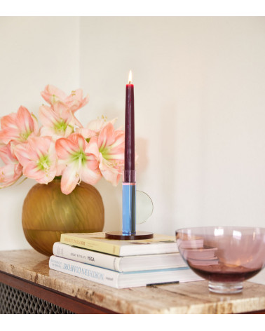 Bougeoir Astro avec anse, posé sur des livres.