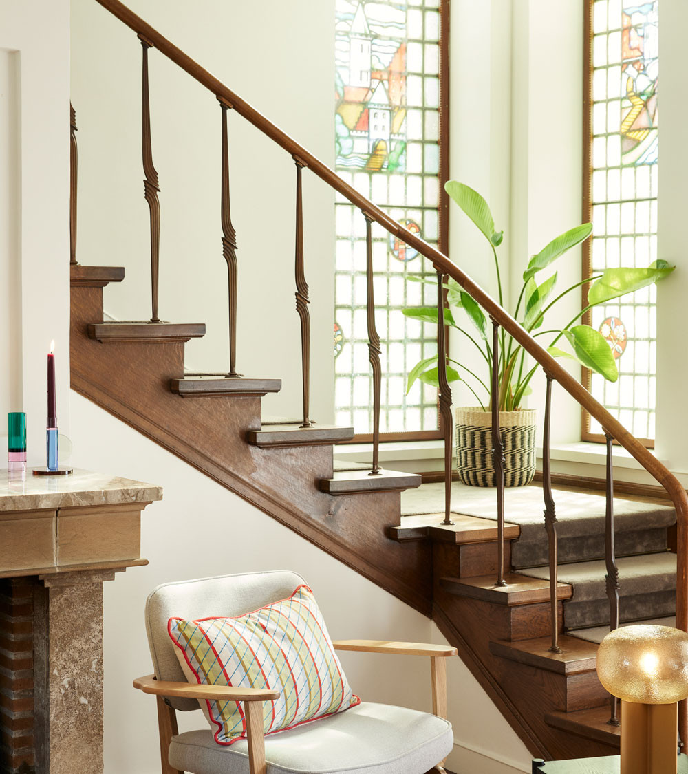 Bougeoir Astro sur un escalier en bois avec lumière naturelle.