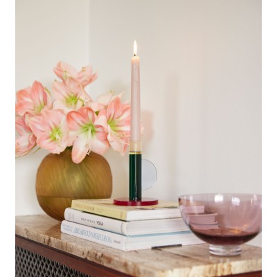 Vue du bougeoir Astro avec anse – couleurs vert, rouge et jaune sur des livres