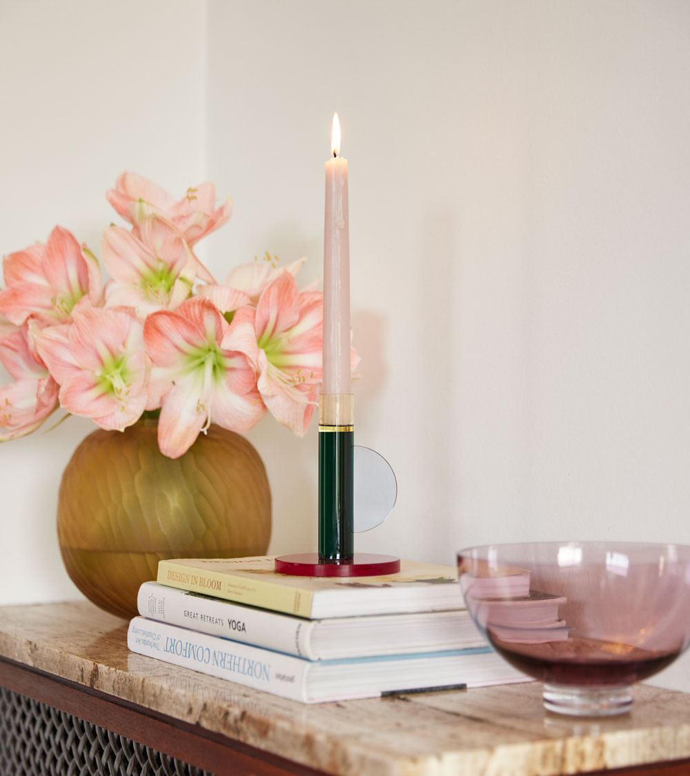 Vue du bougeoir Astro avec anse – couleurs vert, rouge et jaune sur des livres