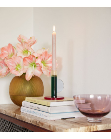 Vue du bougeoir Astro avec anse – couleurs vert, rouge et jaune sur des livres