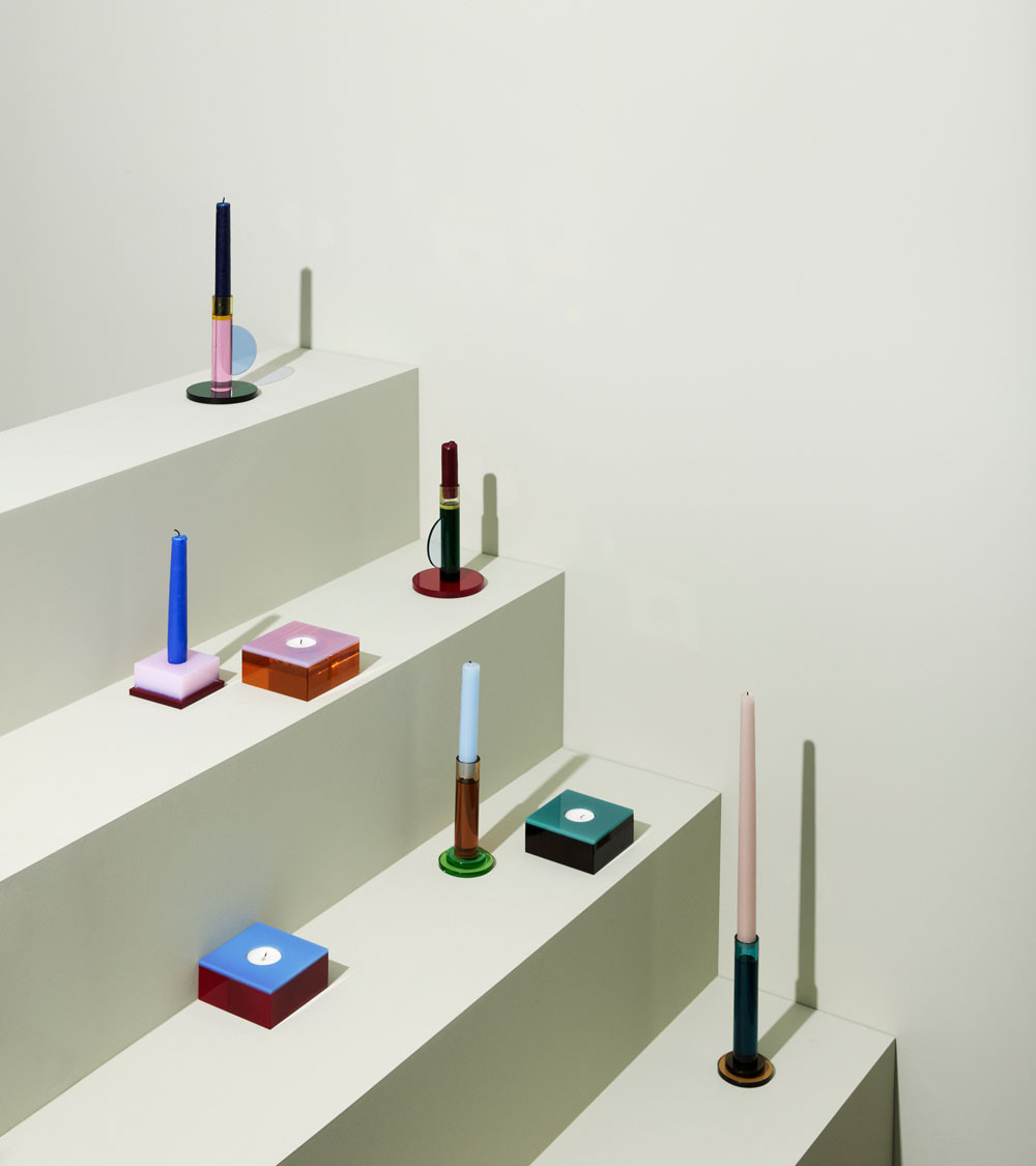 Bougeoirs Astro disposés sur un présentoir en escalier avec d’autres modèles