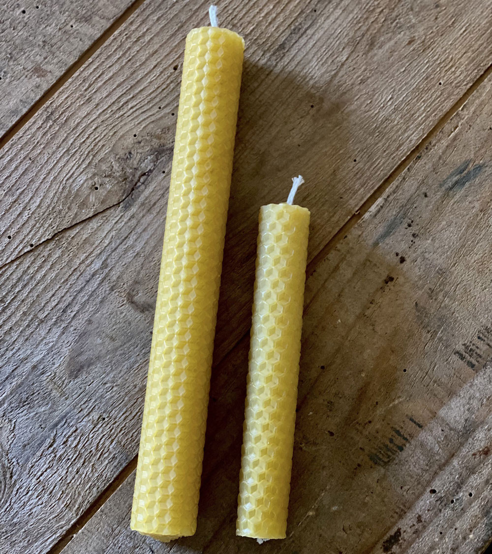 Vue de face montrant les détails de la structure en cire d'abeille naturelle.