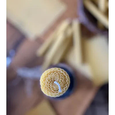 Vue de dessus dévoilant les motifs uniques de la cire roulée.