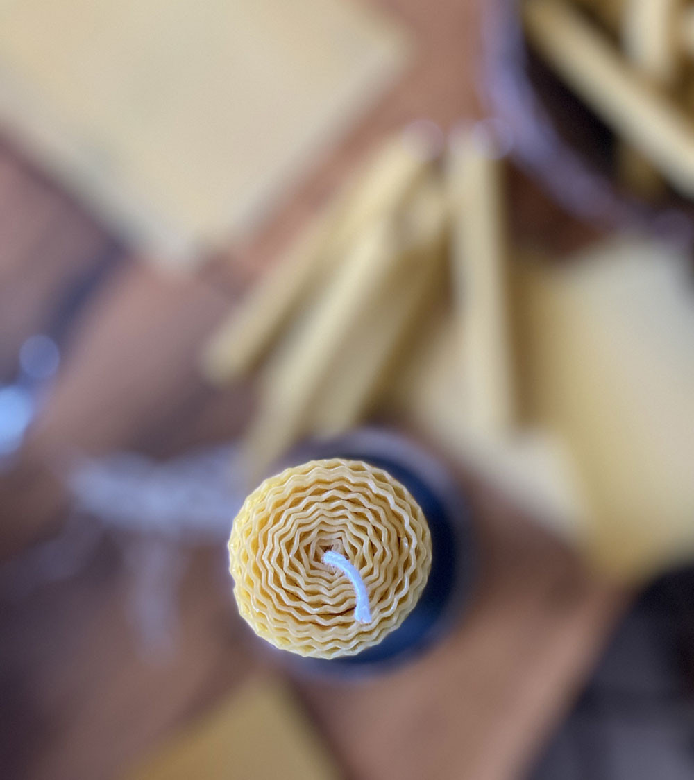 Vue de dessus dévoilant les motifs uniques de la cire roulée.