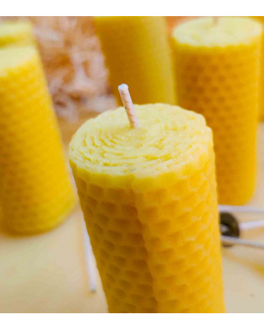 Bougie en cire d'abeille naturelle, montrant sa texture alvéolée et sa mèche artisanale.