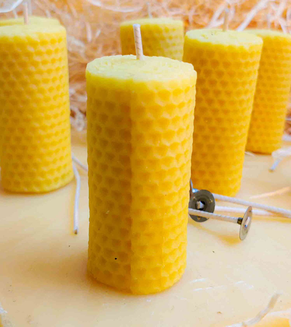 Ensemble de bougies artisanales en cire d'abeille des Abeilles de Bourgogne, disposées pour une ambiance chaleureuse