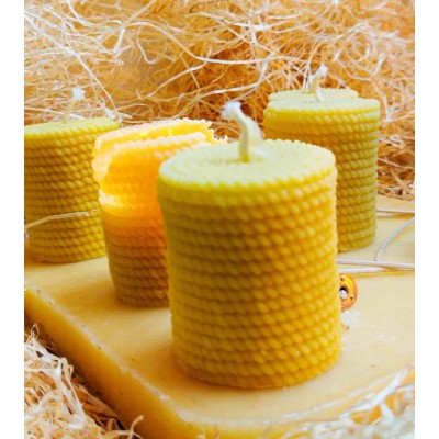 Vue rapprochée de la bougie gaufrée en cire d’abeille naturelle, révélant sa texture alvéolée unique.