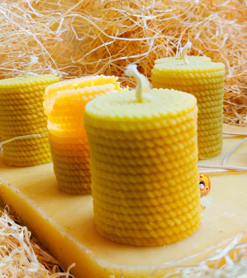 Vue rapprochée de la bougie gaufrée en cire d’abeille naturelle, révélant sa texture alvéolée unique.