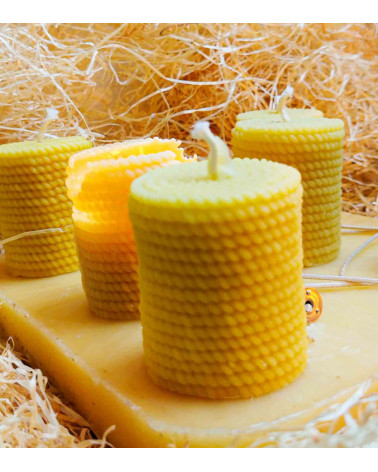 Vue rapprochée de la bougie gaufrée en cire d’abeille naturelle, révélant sa texture alvéolée unique.