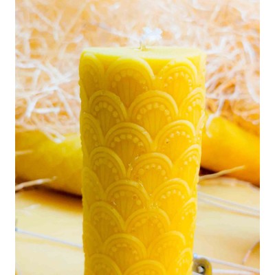 Vue rapprochée de la bougie cathédrale en pure cire d'abeille montrant la finesse de son motif