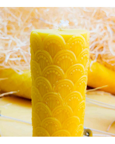 Vue rapprochée de la bougie cathédrale en pure cire d'abeille montrant la finesse de son motif