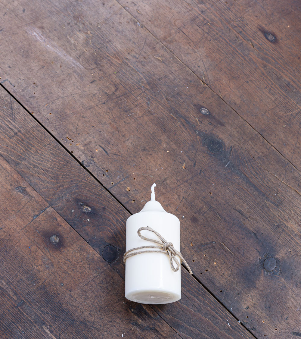 Bougie naturelle en cire de colza couchée avec fil autour et vue de dessus