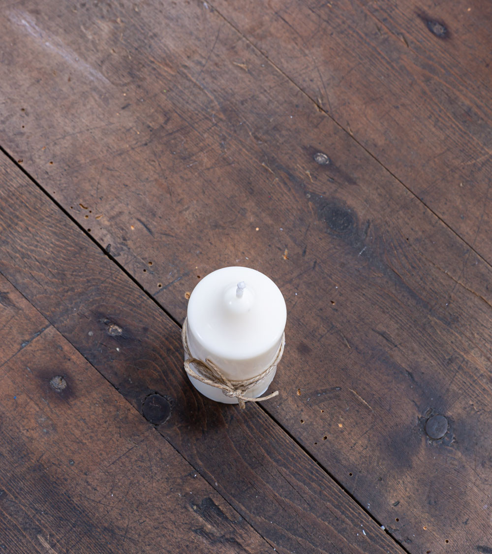 Bougie artisanale en cire de colza vue de face sur table en bois