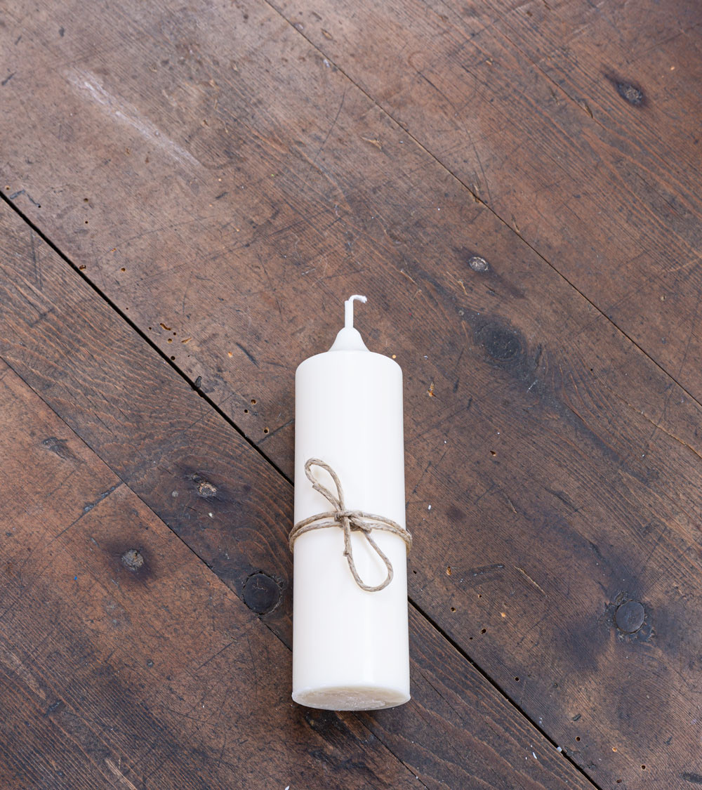 Bougie naturelle en cire de colza Ø 4 cm H 12,3 cm couchée avec fil autour et vue de dessus
