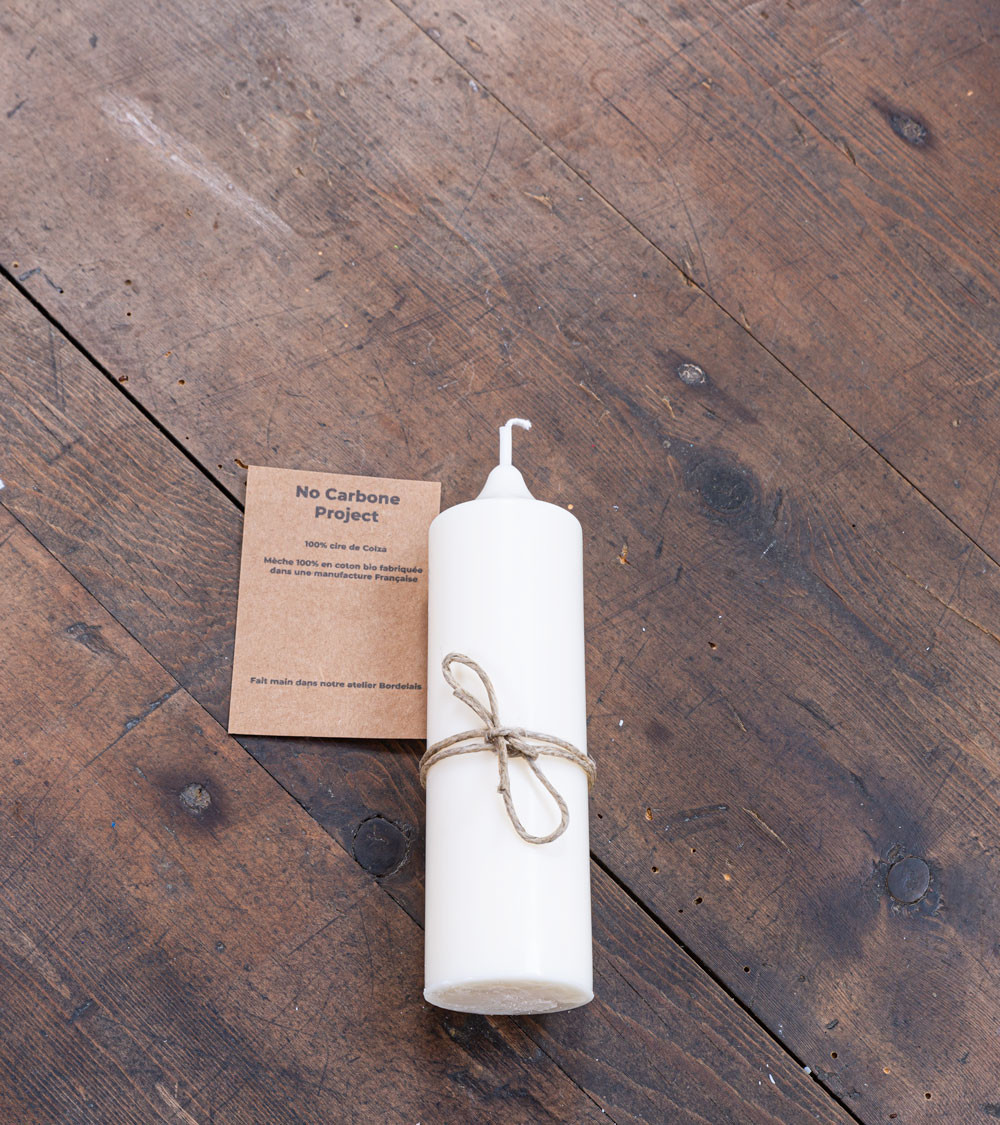 Bougie artisanale en cire de colza Ø 4 cm H 12,3 cm couchée avec fil et étiquette