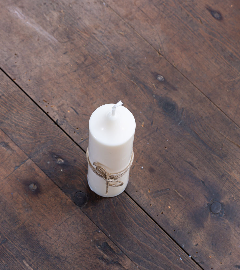 Bougie artisanale en cire de colza Ø 4 cm H 12,3 cm vue de face sur table en bois