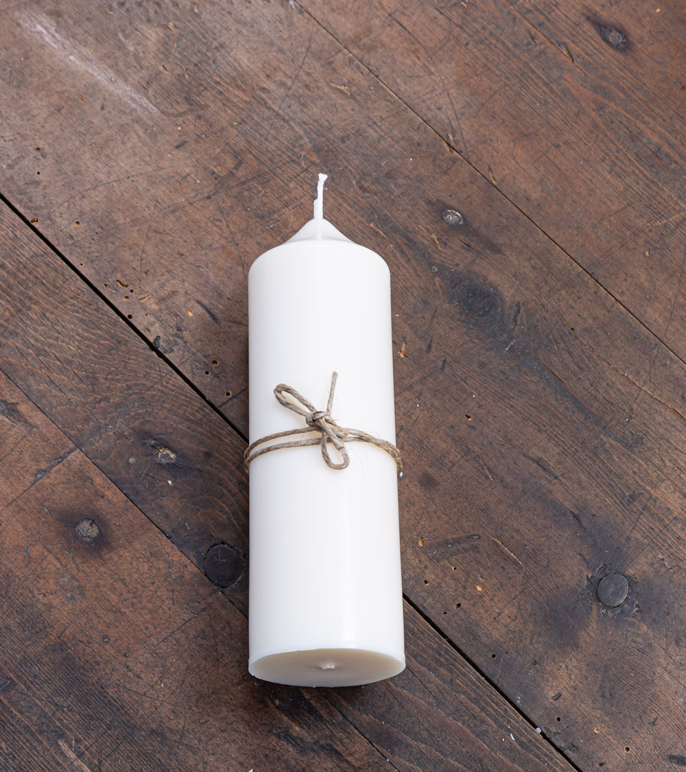 Bougie artisanale en cire de colza Ø 5 cm H 14 cm, couchée avec fil autour et vue de dessus