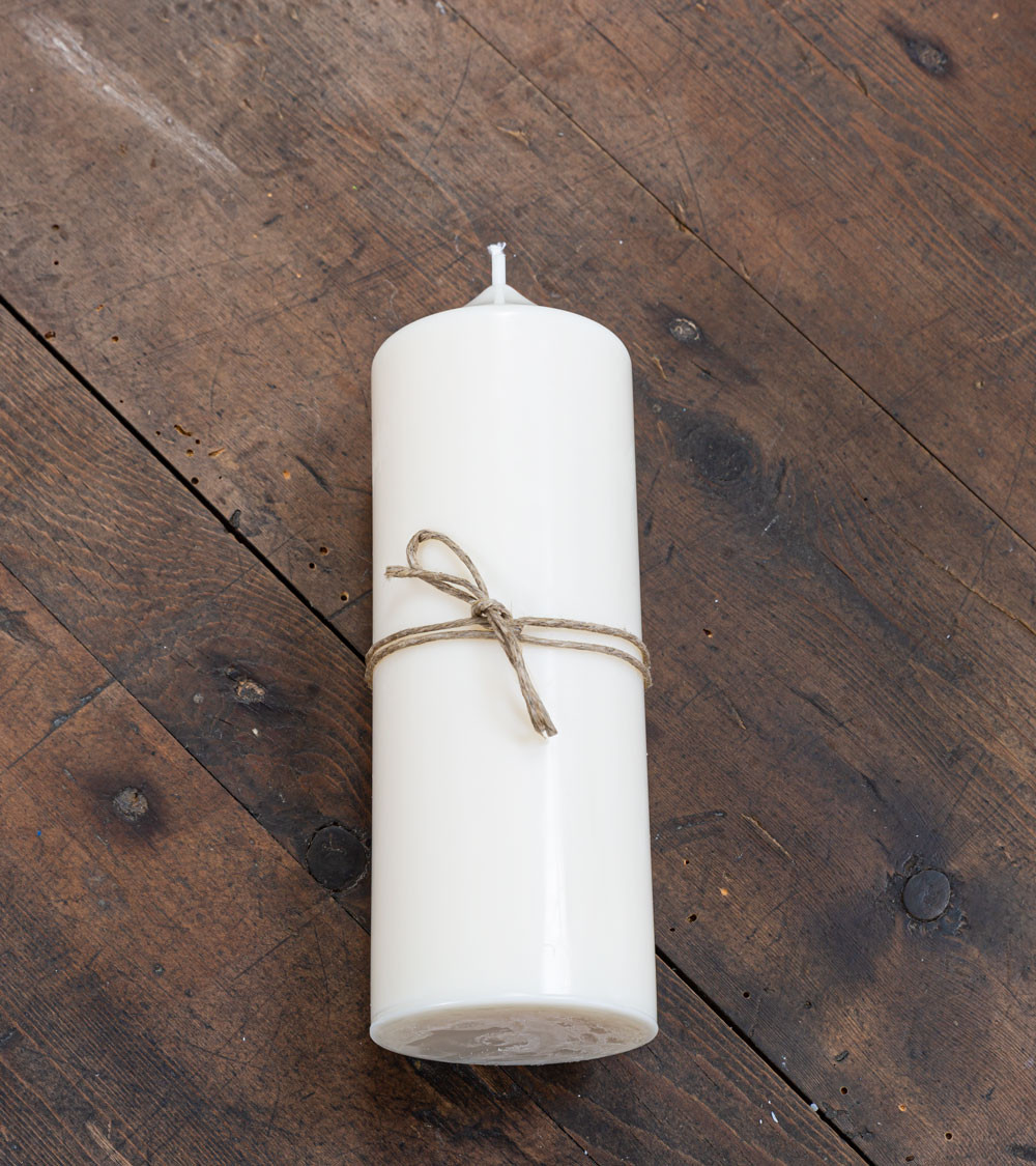 Bougie artisanale Ø 6 cm H 15,5 cm couchée avec étiquette