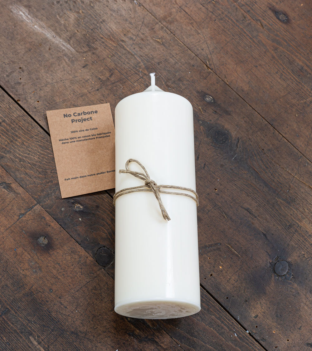 Bougie naturelle artisanale Ø 6 cm H 15,5 cm avec fil et vue de dessus