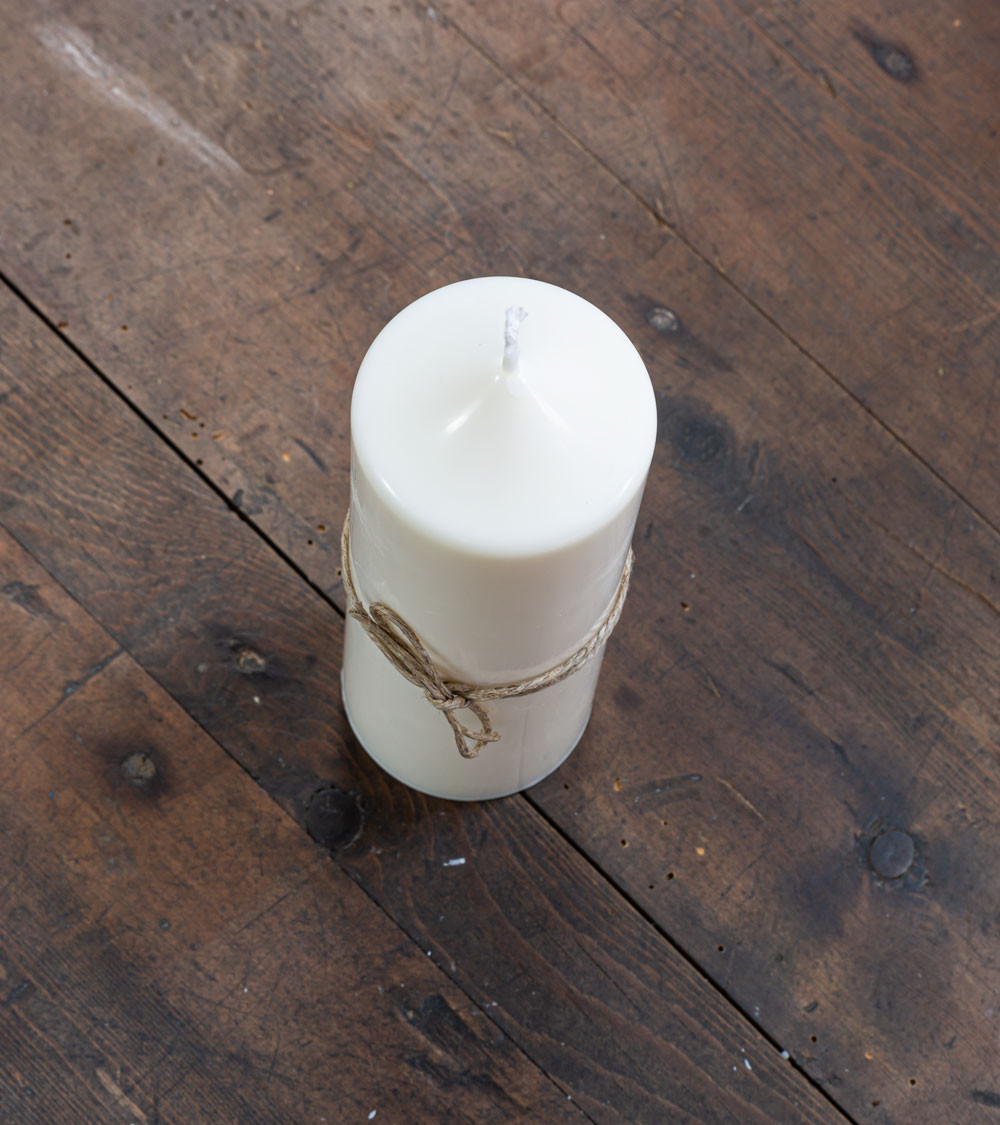 Bougie artisanale en cire de colza Ø 6 cm H 15,5 cm sur table bois