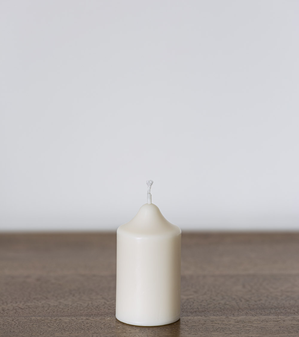 Bougie artisanale en cire de colza sur table en bois