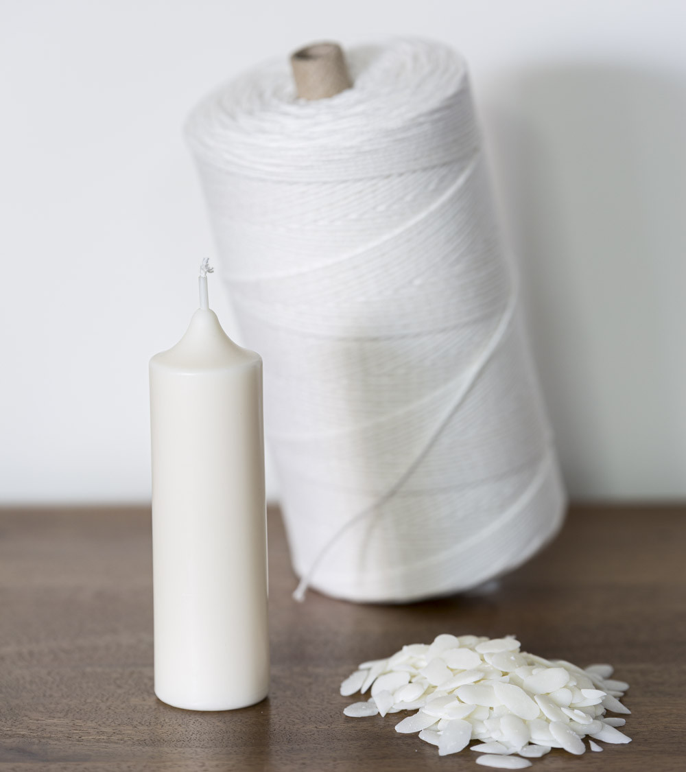 Bougie naturelle en cire de colza Ø 4 cm H 12,3 cm avec rouleau de mèche et paillettes de cire sur table en bois