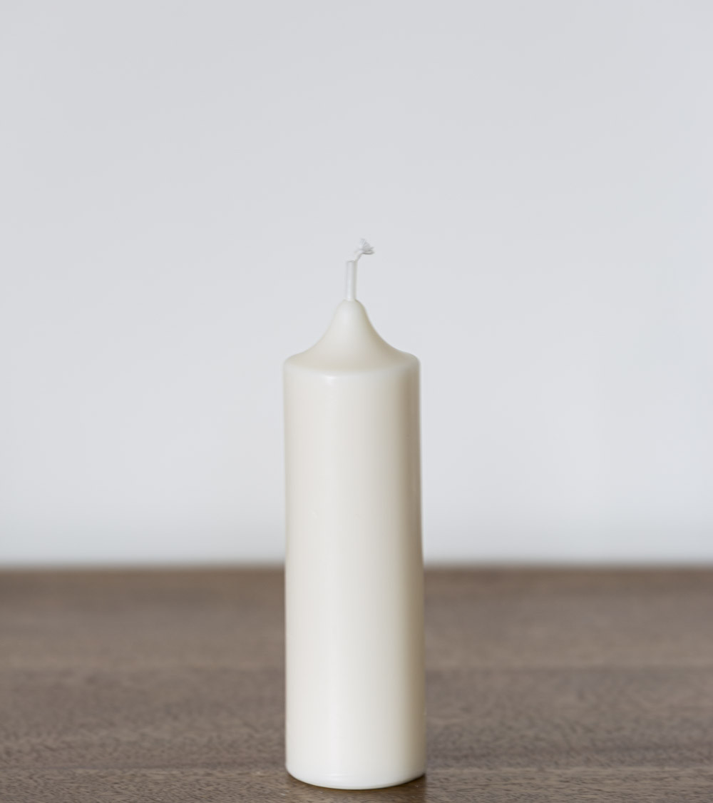 Bougie artisanale en cire de colza Ø 4 cm H 12,3 cm sur table en bois