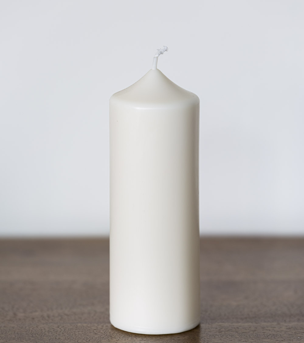 Bougie en cire de colza Ø 6 cm H 15,5 cm sur table en bois, écoresponsable