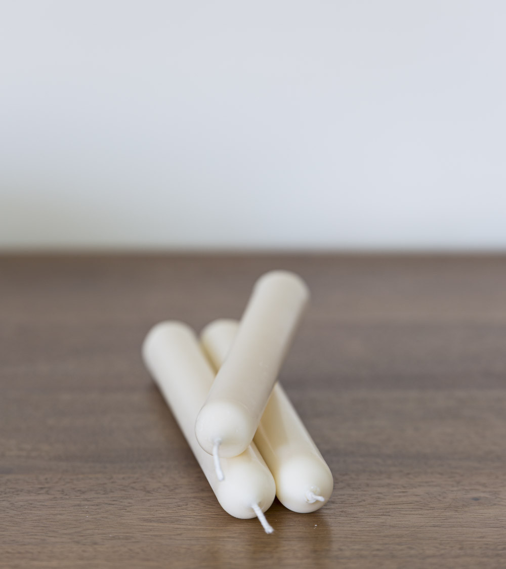 Bougie chandelle artisanale, bougie naturelle en cire végétale de colza, taille 20 cm de hauteur, vue de face.