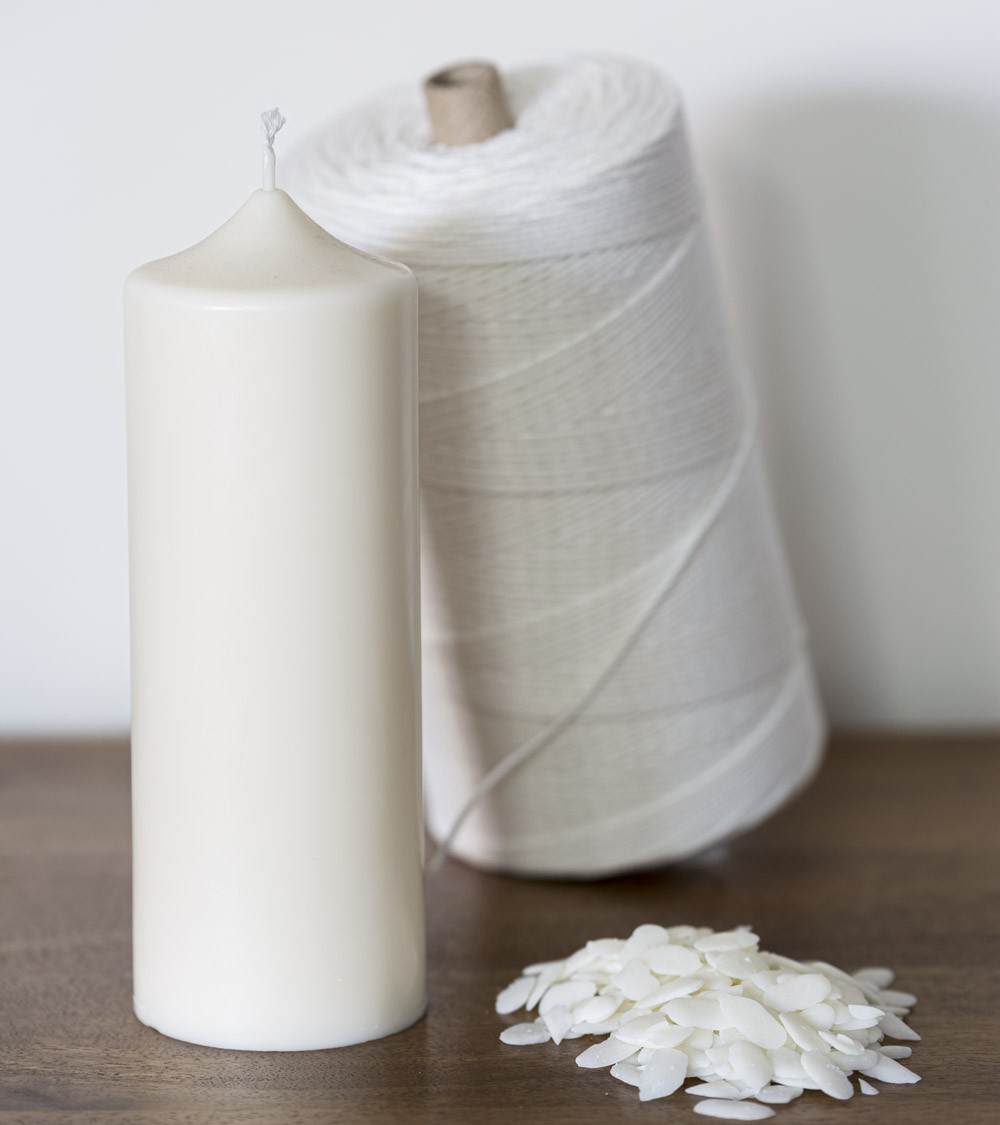 Bougie naturelle Ø 7 cm H 18,5 cm avec rouleau de mèche et paillettes de cire sur table en bois