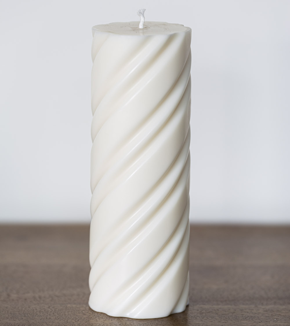 Bougie artisanale en cire de colza Ø 7 cm H 23 cm sur une table en bois