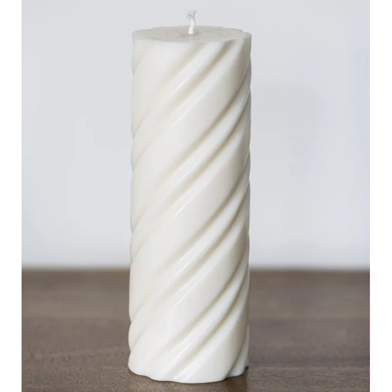 Bougie artisanale en cire de colza Ø 7 cm H 23 cm sur une table en bois