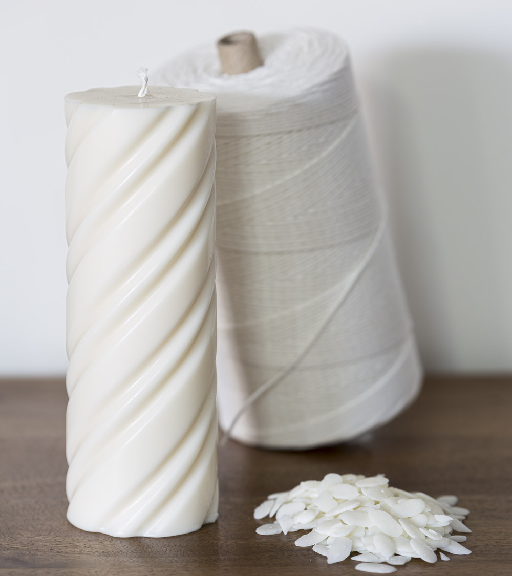 Bougie naturelle en cire de colza Ø 7 cm H 23 cm avec rouleau de mèche et paillettes de cire