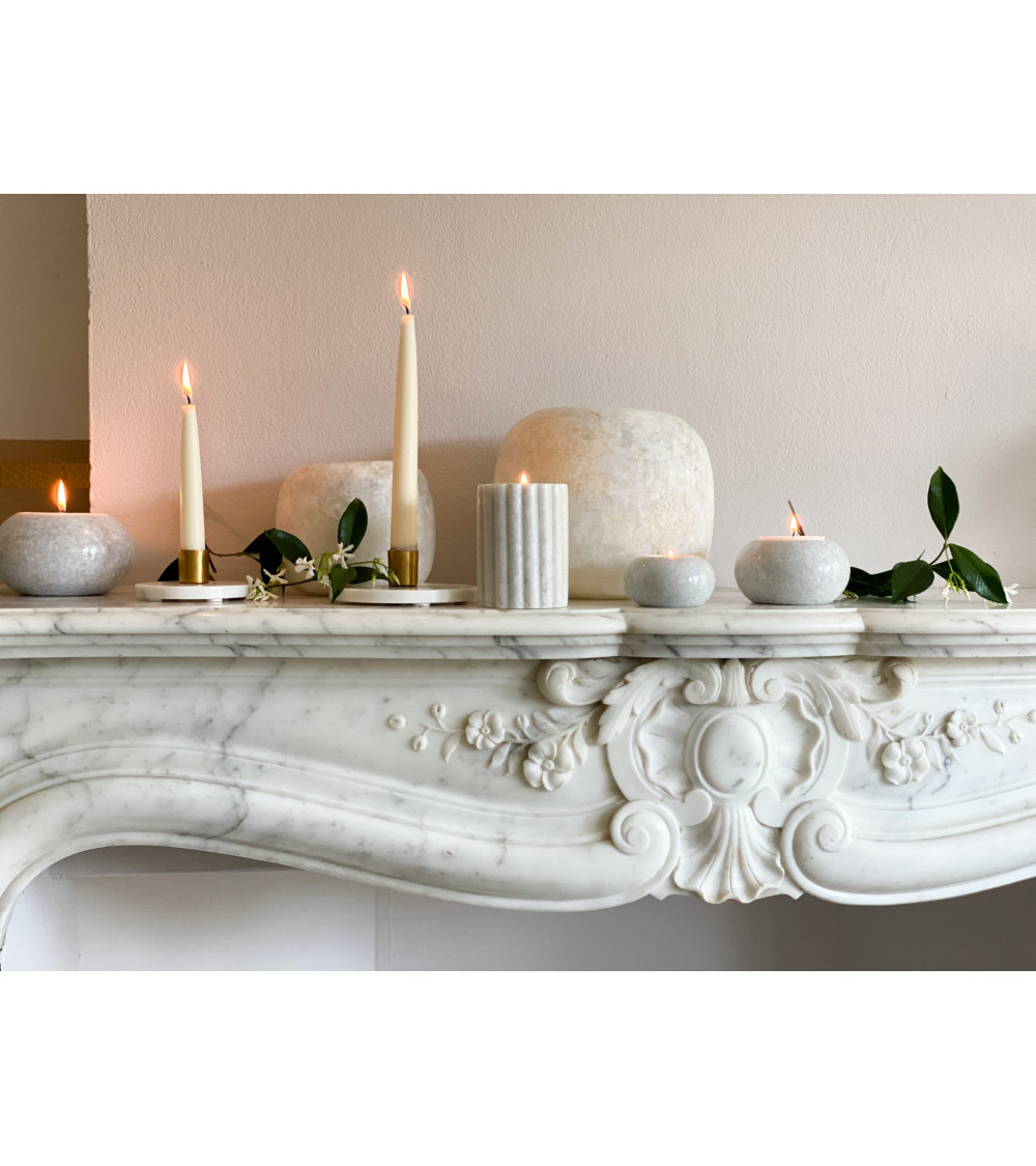 Bougeoir Daisy sur une cheminée décorée : ambiance chaleureuse et sophistiquée.