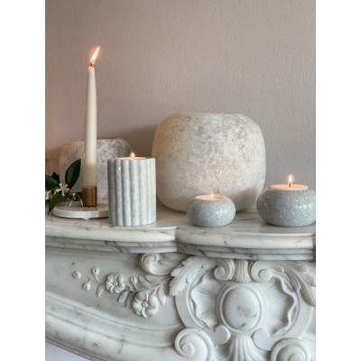 Bougeoir Daisy accompagné de petites bougies en marbre : contraste harmonieux de textures et de formes.