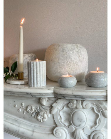 Bougeoir Daisy accompagné de petites bougies en marbre : contraste harmonieux de textures et de formes.