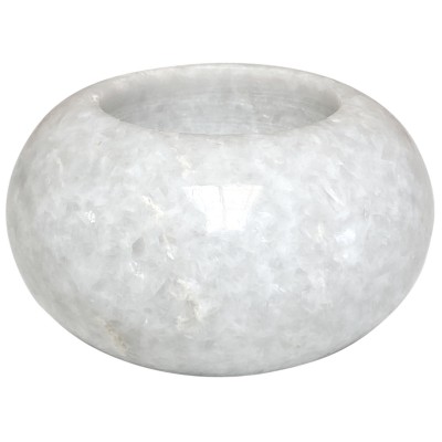 Gros plan du bougeoir en marbre blanc de taille L, soulignant sa texture et ses détails naturels.