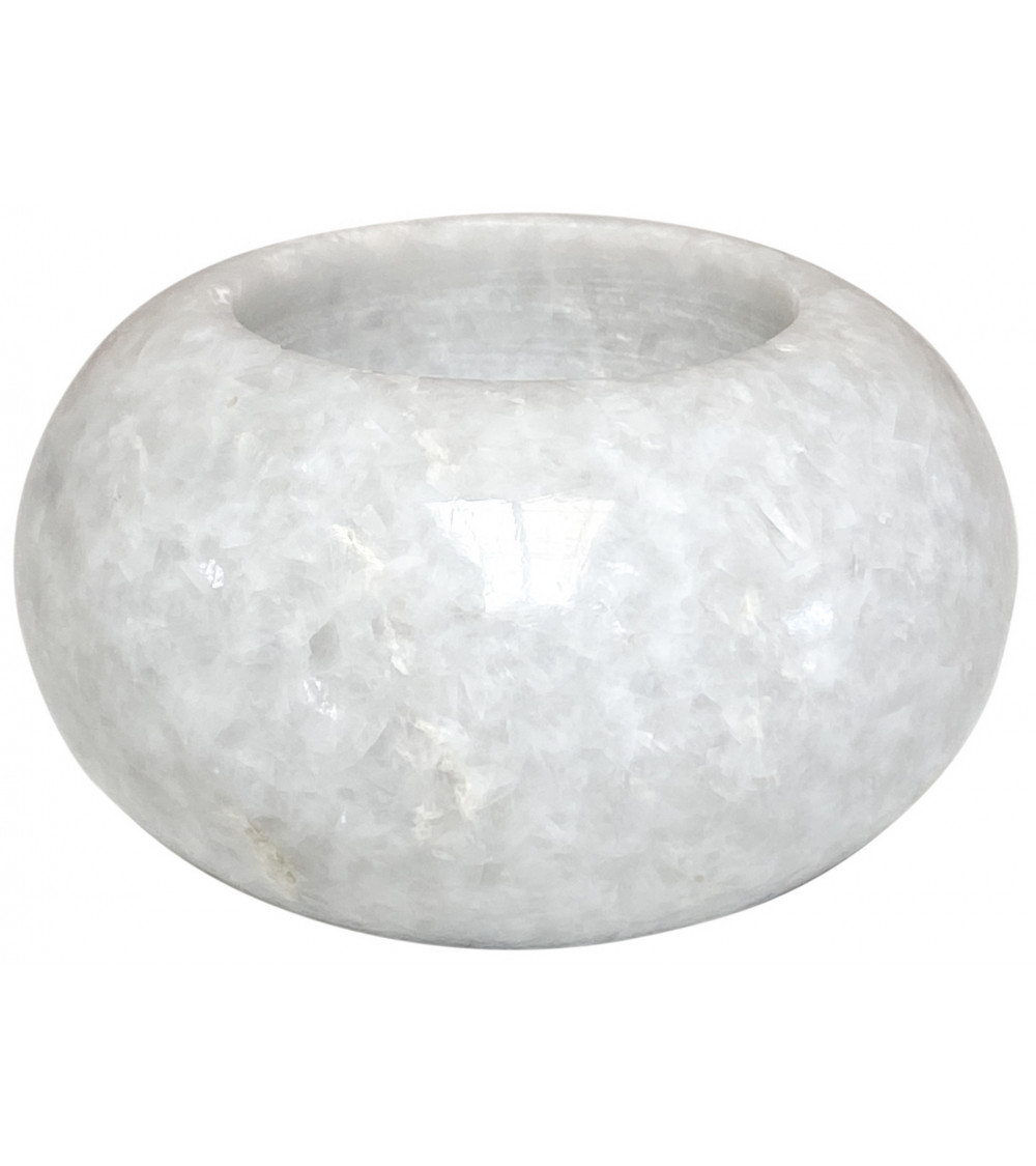 Gros plan du bougeoir en marbre blanc de taille L, soulignant sa texture et ses détails naturels.