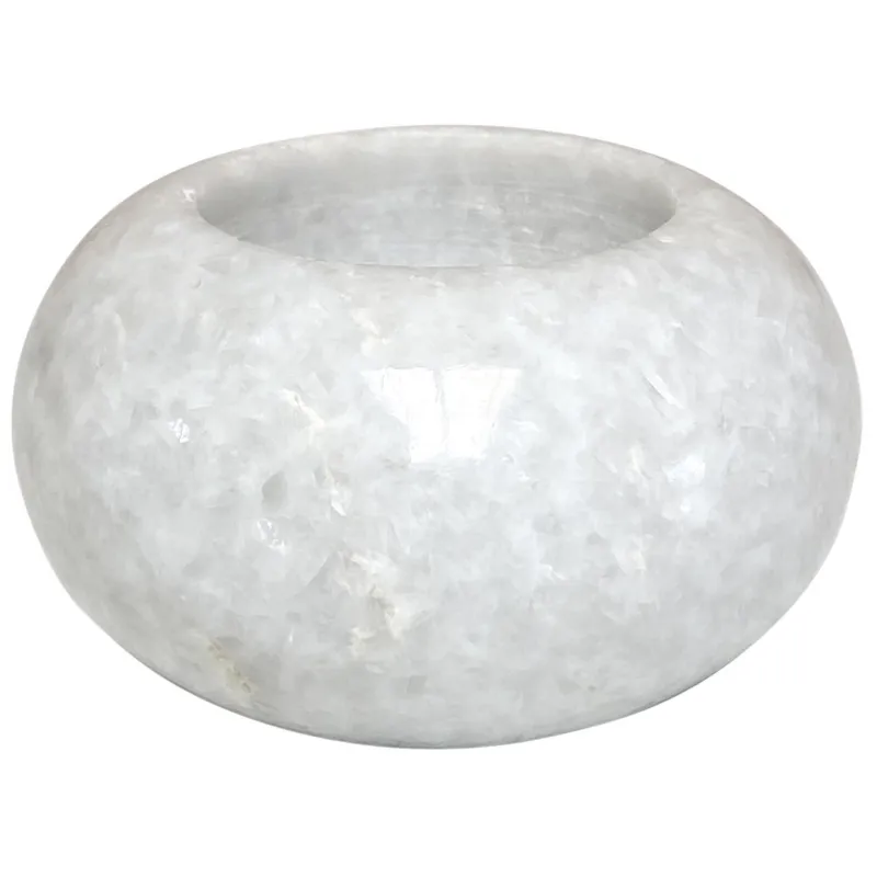 Gros plan du bougeoir en marbre blanc de taille L, soulignant sa texture et ses détails naturels.